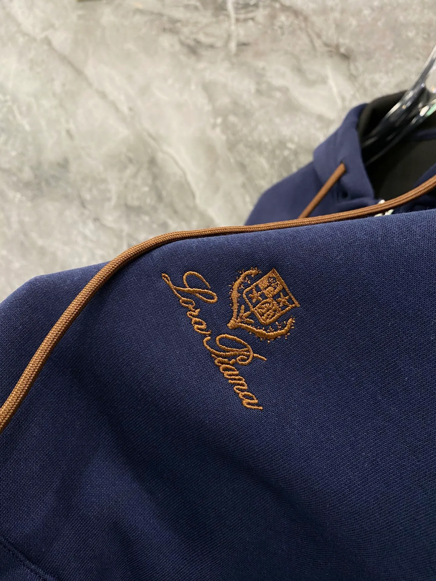 Loro Piana·Noyou Piana suit 26ss customized top-quality fabrics new jackets casual pants, ribbon letter embroidery stitching new show products‼ The product is in perfect condition, comfortable and warm, complete with three labels, full and attractive color, very outstanding design, customized hardware accessories can easily enhance the fashion sense, the workmanship is extremely elegant and rigorous, and the wiring is neat and meticulous! A masterpiece from a famous designer! The upper body does not look bloated and is super handsome! Sizes：M～XXXL